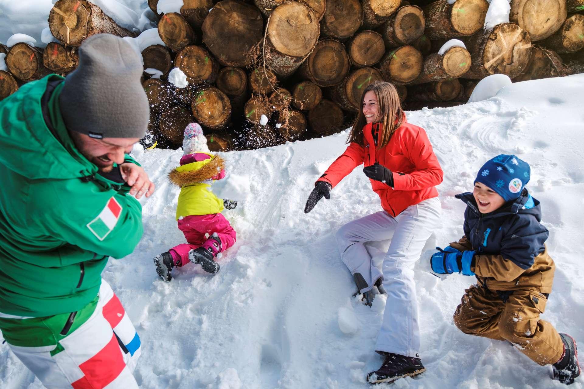 Montagna con i bambini in inverno