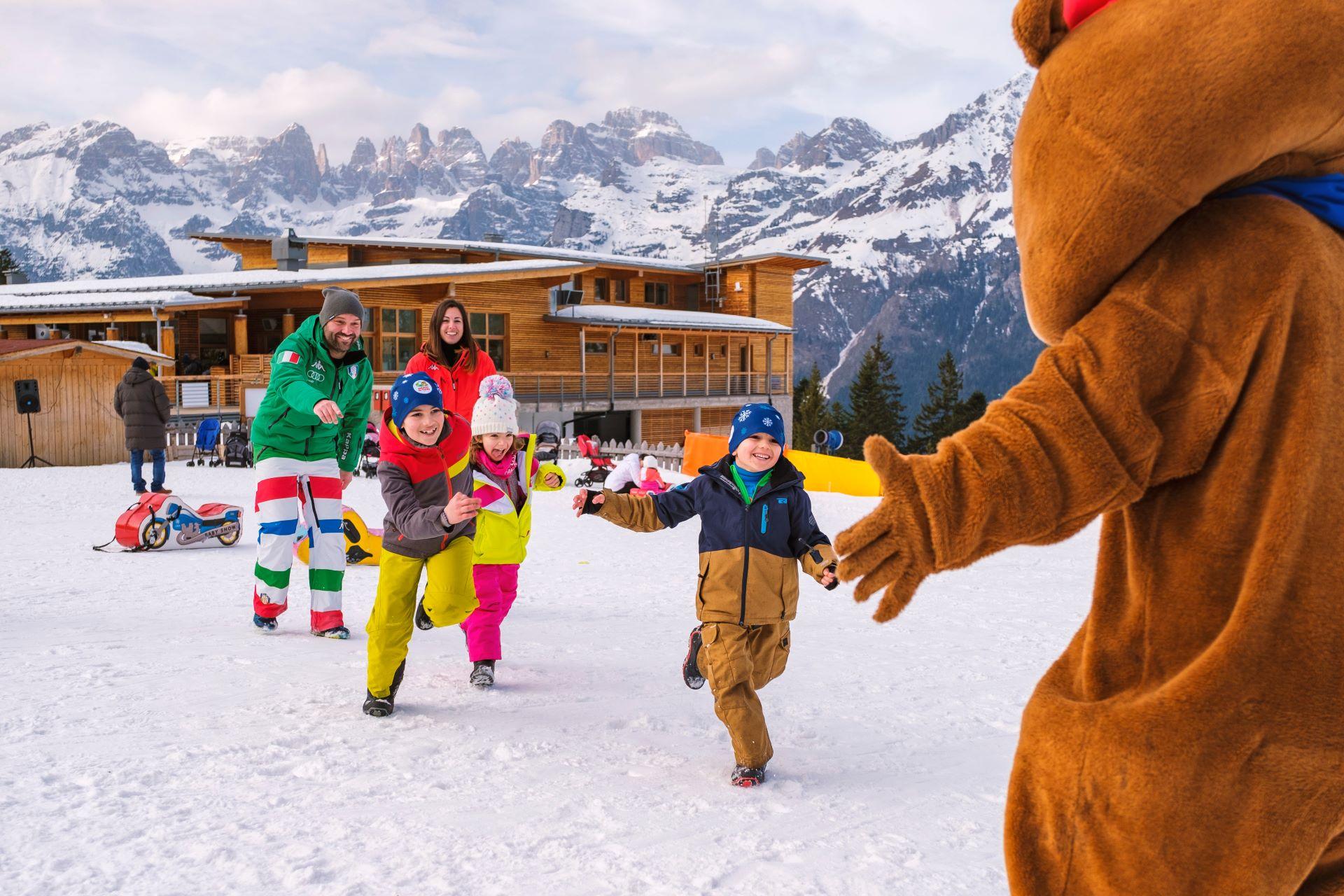 Montagna con i bambini in inverno