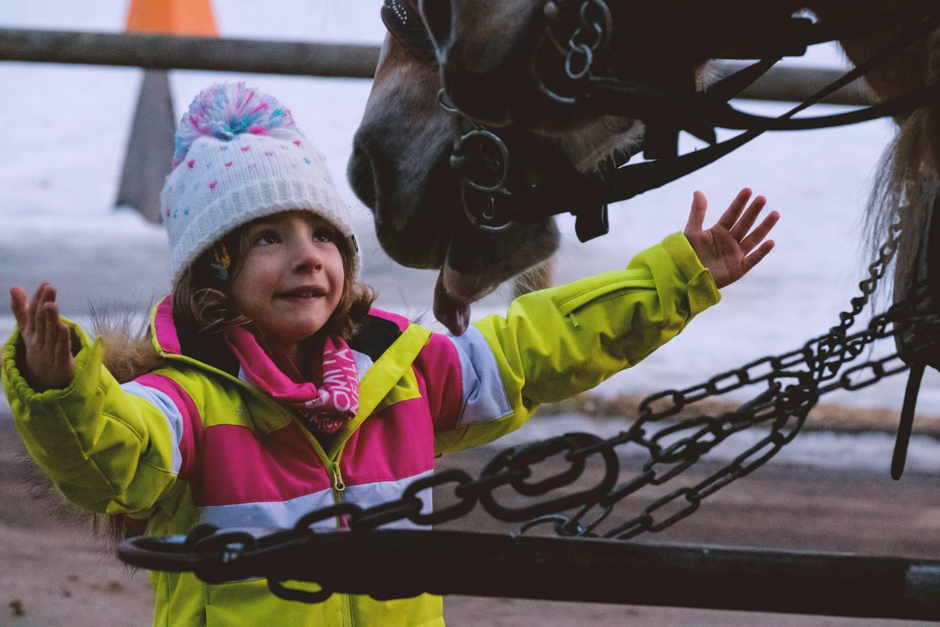 Montagna con i bambini in inverno