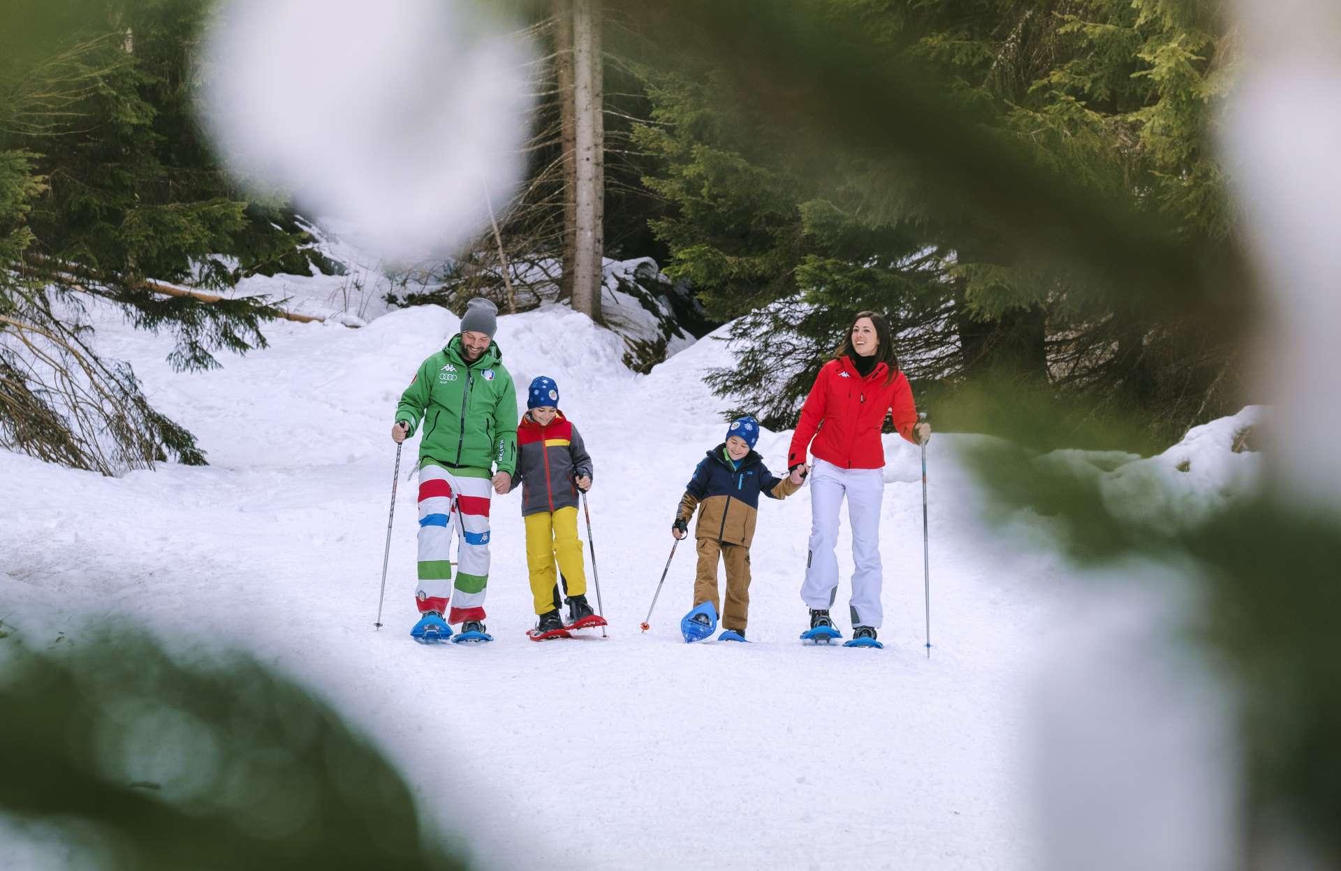 Montagna con i bambini in inverno