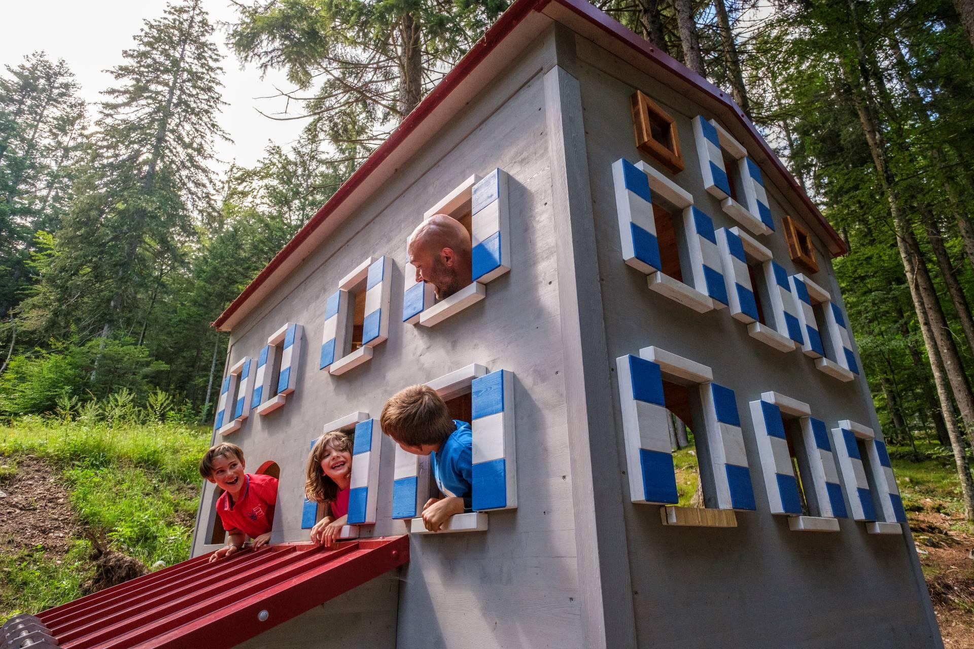 Montagna con i bambini in inverno